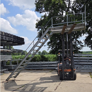 Containertrap met bordes
